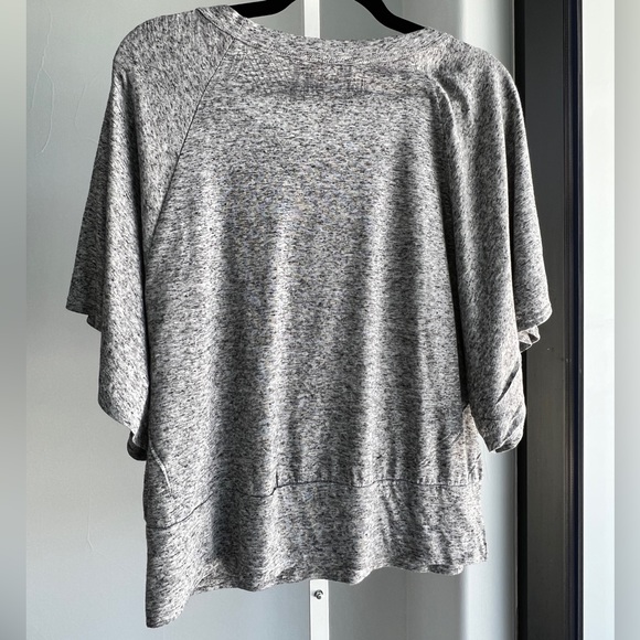 ROMEO & JULIET COUTURE- Rose Printed Top in Grey - Size Medium - Picture 4 of 5